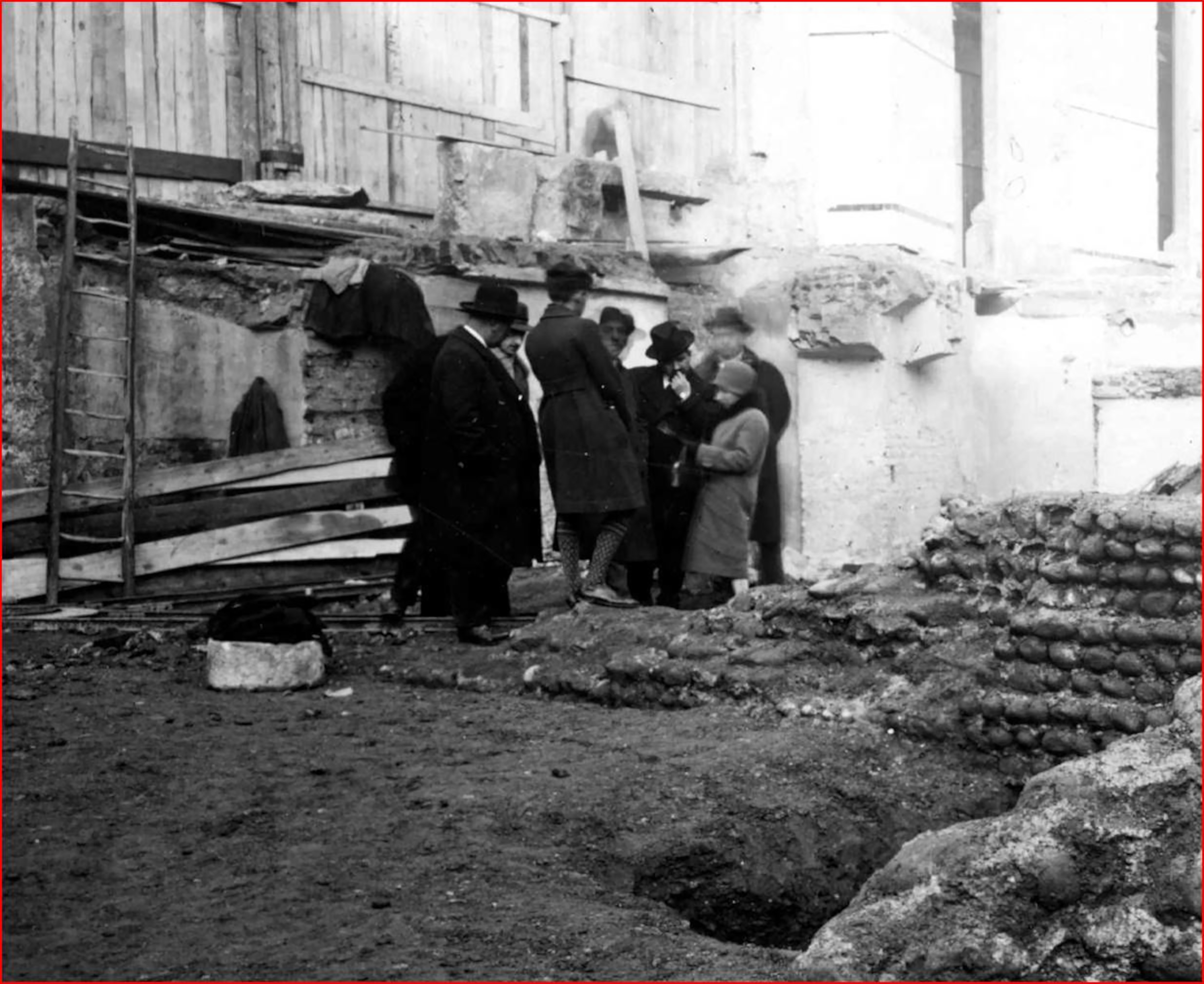 Alda Levi nel cantiere del teatro romano di Milano (Archivio Soprintendenza Milano)